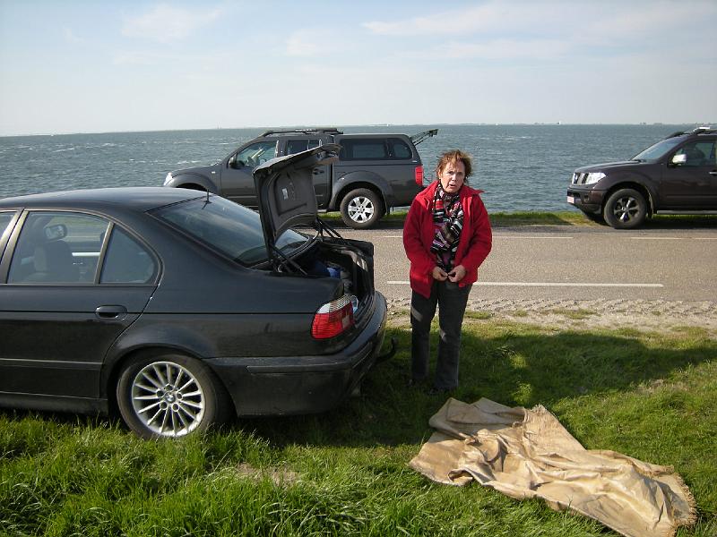 100514_parking-Wemeldinge_02.JPG - Préparatifs pour la plongée au Parking à Wemeldinge