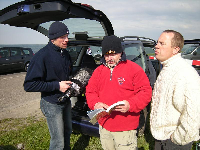 100514_parking-Wemeldinge_05.JPG - Après plongée, explications de la Faune & Flore.