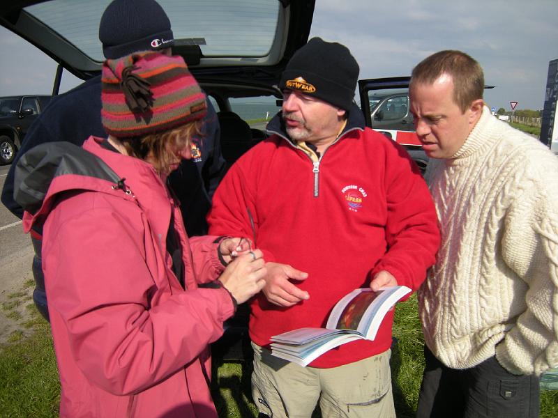 100514_parking-Wemeldinge_06.JPG - Après plongée, explications de la Faune & Flore.