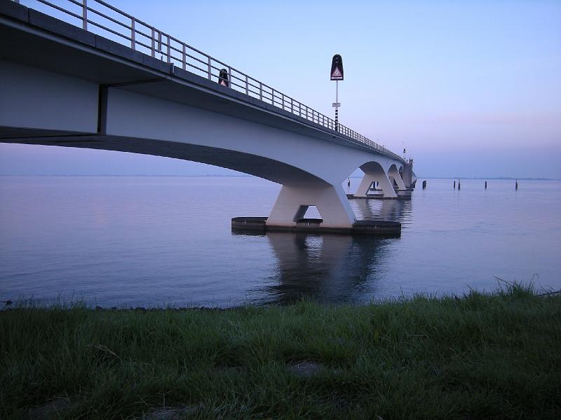 100515_Zeelandbrug_01.JPG - Lever de soleil au Zeelandbrug.Il fallait être un peu fou pour se lever à 2h45 du matin et pour une mise à l'eau à 4h40 au Zeelandbrug. Le lever de soleil était joli. La plongée, bof, André et Christelle ont quand même vu une sèche.