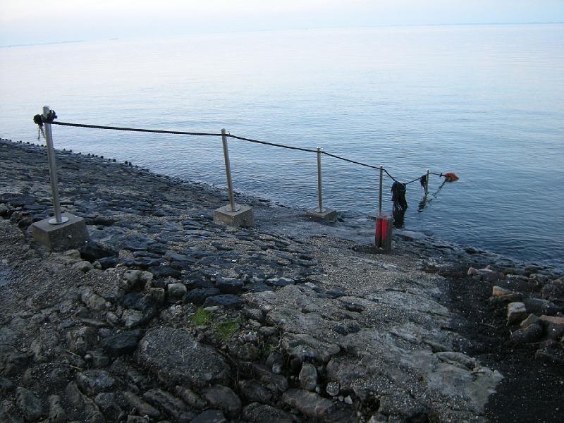 100515_Zeelandbrug_02.JPG - Lever de soleil au Zeelandbrug.Il fallait être un peu fou pour se lever à 2h45 du matin et pour une mise à l'eau à 4h40 au Zeelandbrug. Le lever de soleil était joli. La plongée, bof, André et Christelle ont quand même vu une sèche.
